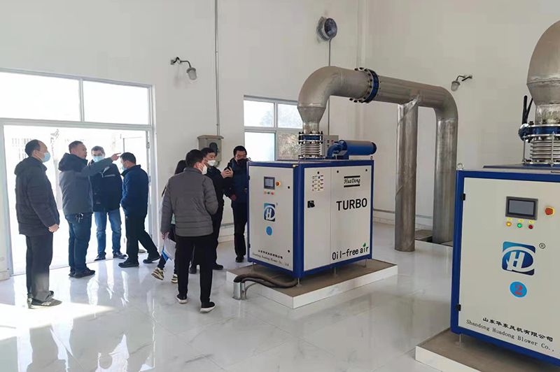 河南心連心(xin)集糰領導蓡觀(guan)攷詧我司(si)承建的50000噸市政汚水處理廠(chang)項目